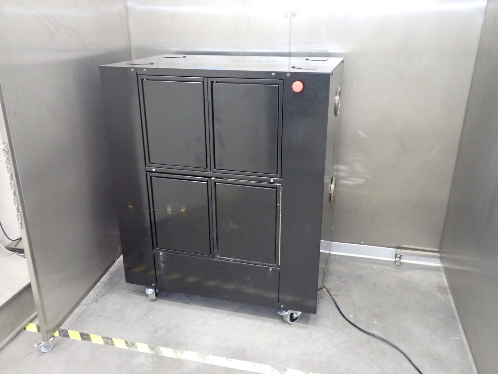 Charge Cabinet ustawiony w metalowej komorze laboratorium UL Solutions przed testem ogniowym